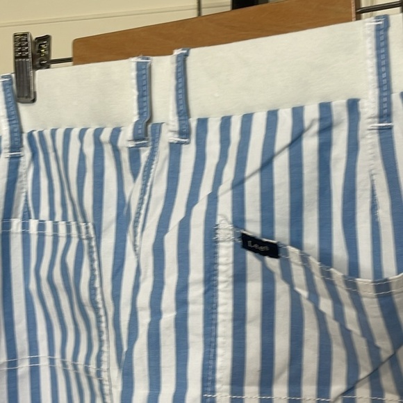 LEE Women’s Skort Blue White Stripe Mid Rise Comfort WaistBand MIDI Size 22M - Picture 7 of 9